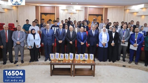 جامعة الريادة تكرم طلابها المتميزين