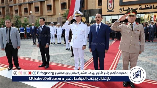 محافظ سوهاج ومدير الأمن يزيحان نصب الشهداء