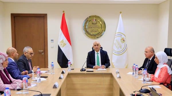 عبد اللطيف يستعد لامتحانات الشهر