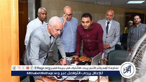 رئيس جامعة أسيوط يتفقد الإدارات