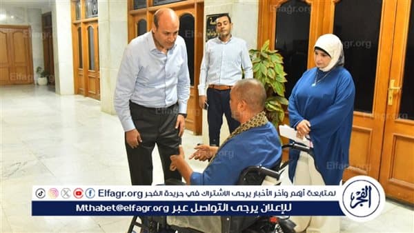 محافظ أسيوط يهدى كرسيًا كهربائيًا لذوي الهمم