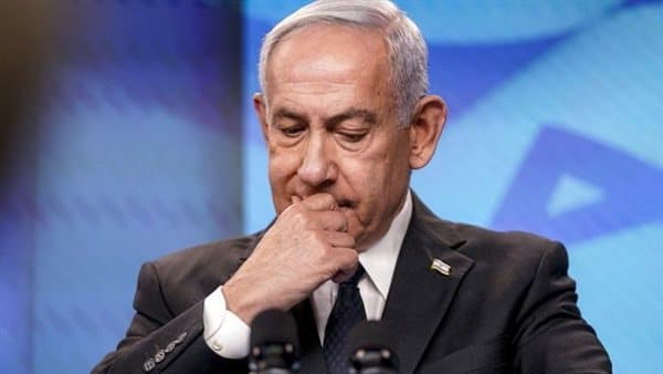 طيار يهاجم زميلا ويحاول تعديل مسار الطائرة