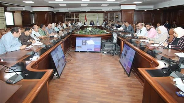 محافظ بني سويف يتابع طلبات التقنين