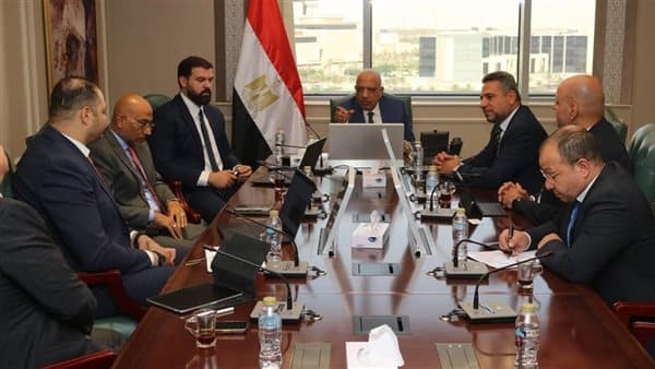 وزير الكهرباء يناقش إقامة مراكز البيانات