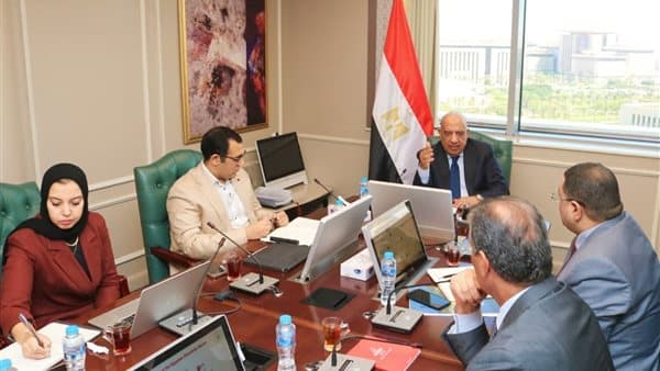 وزير الكهرباء يراجعة عمل نكسوس انالاتيكا في سوق الكهرباء