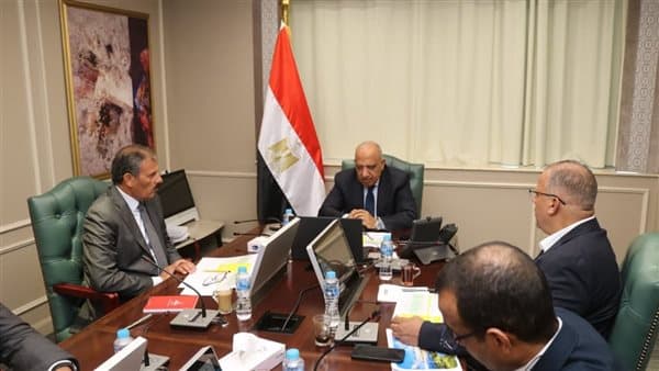 وزير الكهرباء يراجع تحديث استراتيجية الطاقة 2040
