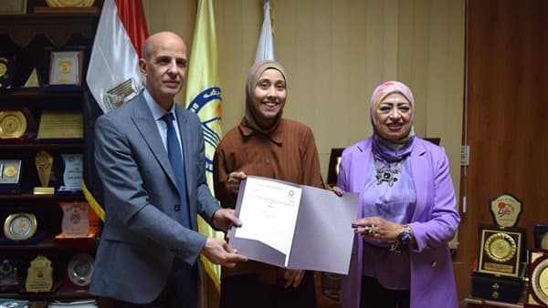 رئيس جامعة بني سويف يمنح خريجة من ذوي الهمم منحة دراسية