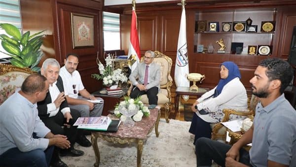 محافظ بني سويف يناقش تحديث إشارة السكك الحديدية