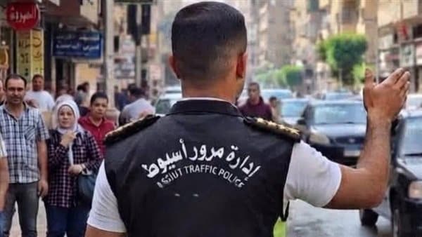 مرور أسيوط يسيطر على الفوضى في الشوارع
