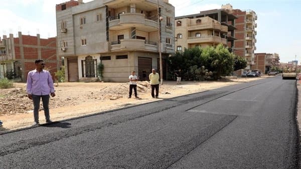 محافظ الشرقية يتفقد رصف قرية شرويدة