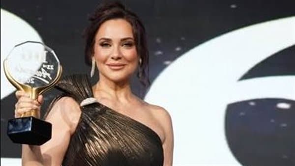 سلاف فواخرجي تشيد بمكانة مصر في دعم الفن