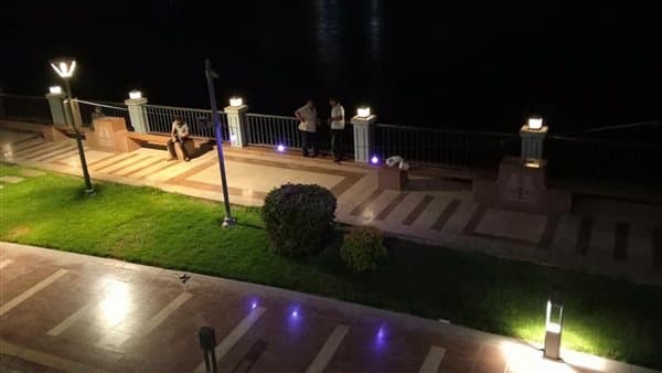 ممشى بني سويف يضيء بالبنفسيج لمرض ألزهايمر