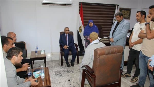 محافظ بني سويف يتلقى شكاوى أهالي مركز ببا