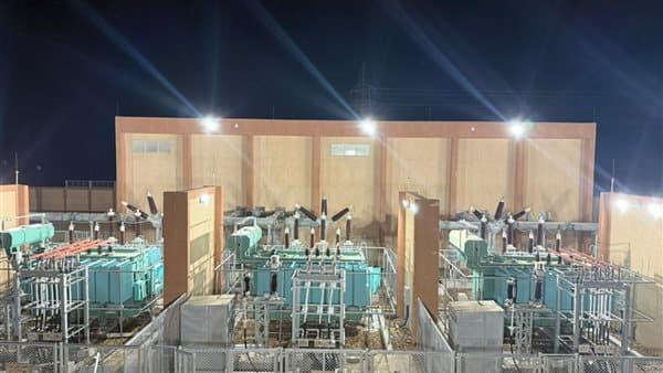 وزير الكهرباء يراجع وضع الجهد واطلاق التيار لمحطة سيناء