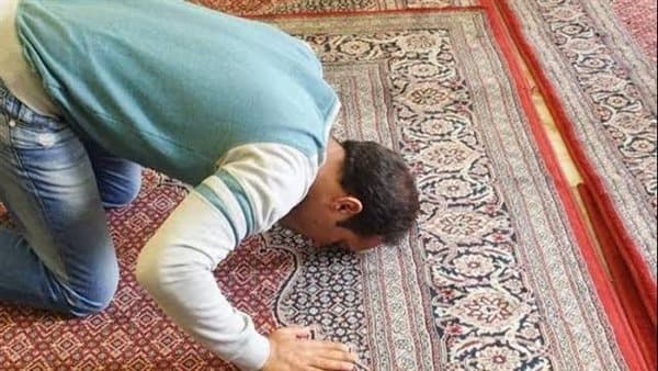 هل يمكن تأخير الصلاة للعمل