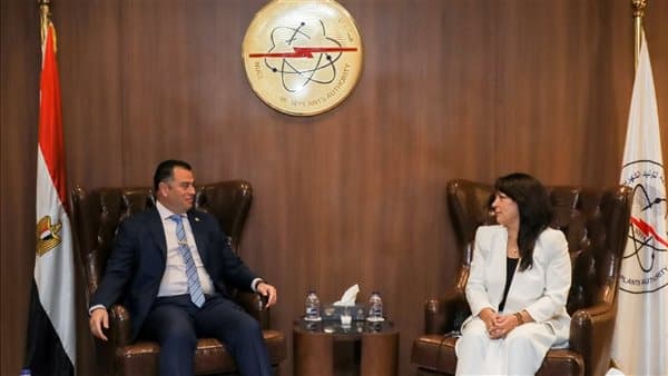 رئيس المحطات النووية يناقش مشروع تحلية المياه في الضبعة