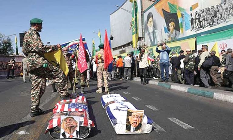 إيران تتوقع قرار أميركي لاستئناف الحرب وتهدد برد فعال