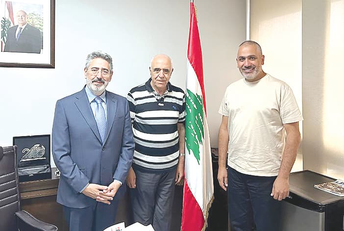Al-Qusayfi reviews media law with visitors