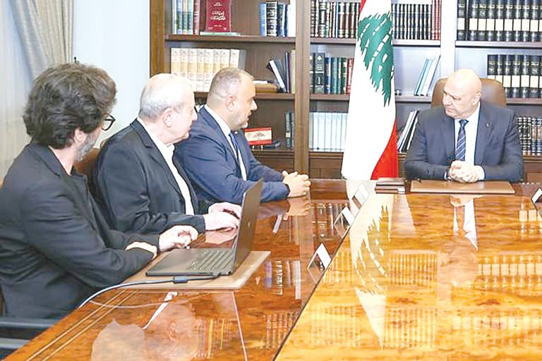 عون يناقش مع زواره المستجدات والثقافة