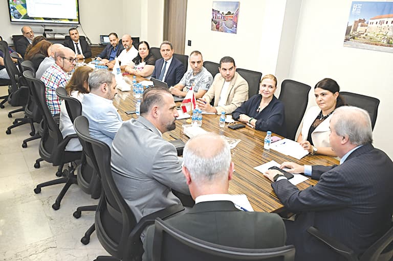 جابر يترأس اجتماع الوزارة ودعم الجيش مع السفير الفرنسي