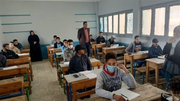 تعليم السويس يفصل طالبة عامًا بعد ضرب المعلمة