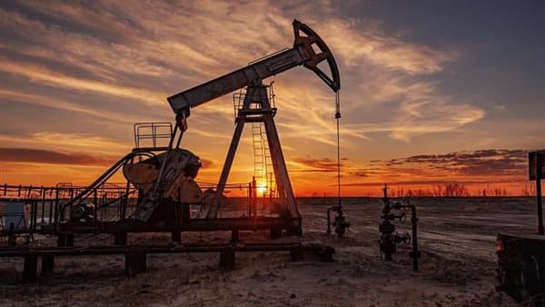 برنت يتجاوز 102 دولارات مع تقارير عن خيارات لضرب إيران
