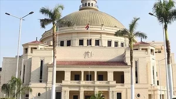 جامعة القاهرة تبدأ الكشف الطبي اليوم
