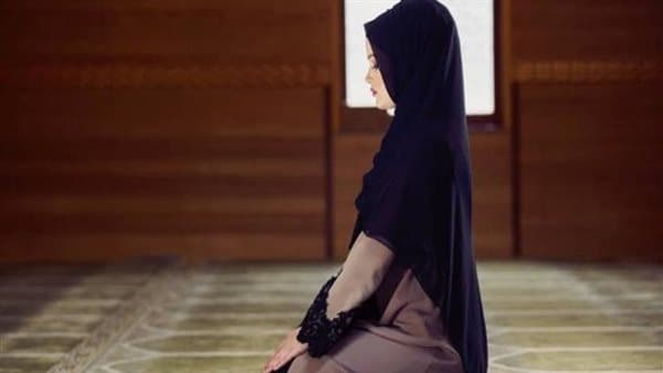 أمين الفتوى يوضح حكم صلاة المرأة بالخارج بالبناطيل
