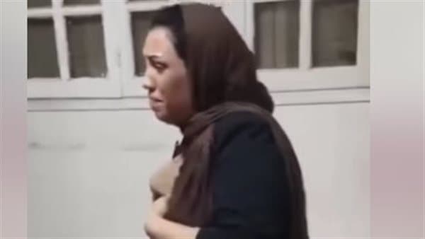 زوج يترك أم أطفالها أمام الشقة