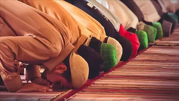 هل تصح صلاة الشاب بلباس معين