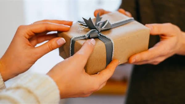 أمين الفتوى يوضح حكم هدايا أولياء الأمور للمديرة
