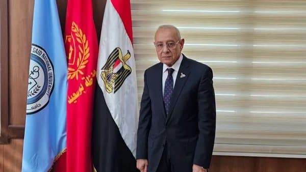 رئيس جامعة شرق بورسعيد يستقبل أولياء أمور الطلاب المعدلين في الطب
