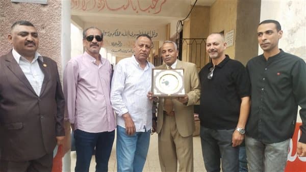 تكريم مدير مدرسة برقطا في أول يوم دراسة