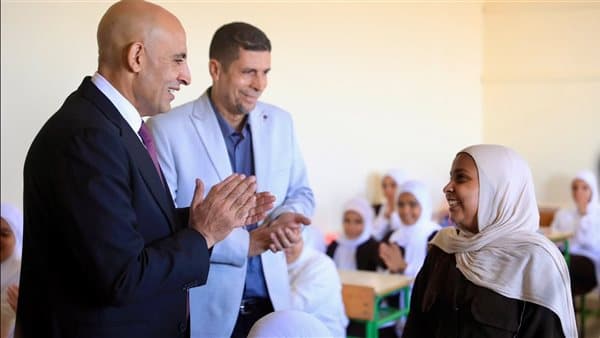 وزير التعليم يستمع لقصيدة طالبة في كفر الشيخ