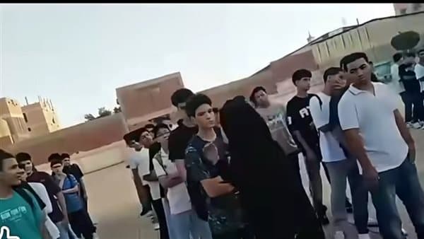 توجيه لفتح تحقيق في استهزاء مديرة بطلاب الدبلومات