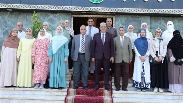 صديق يكرم طالبات الأوائل ويعفيهن من المصروفات