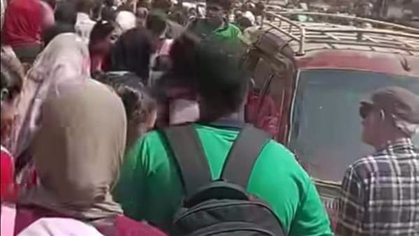 أولياء أمور يتذمرون من زحام خروج أبنائهم من مدارس إسكو