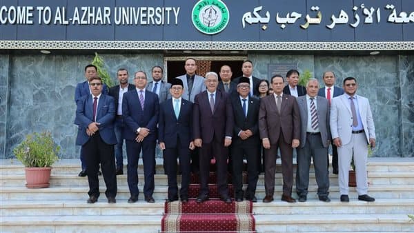 صديق يلتقي وزير الثقافة الإندونيسي لبحث التعاون