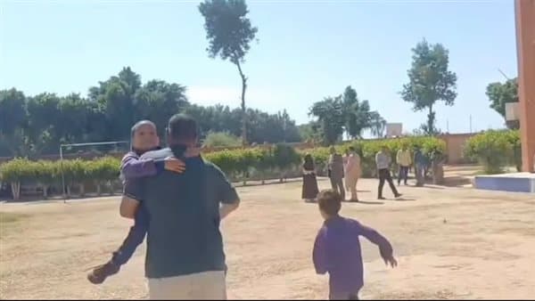 مدرب يتحدى طفل ذوي الاحتياجات في سباق