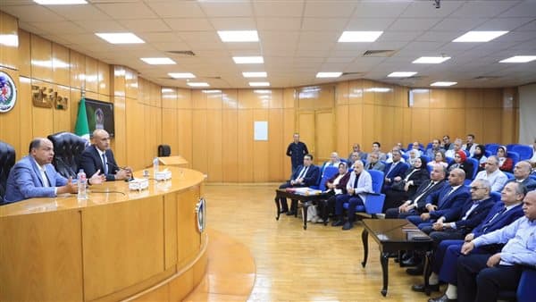 عبد اللطيف يصف مدير المدرسة بأنه قائد وحاسم