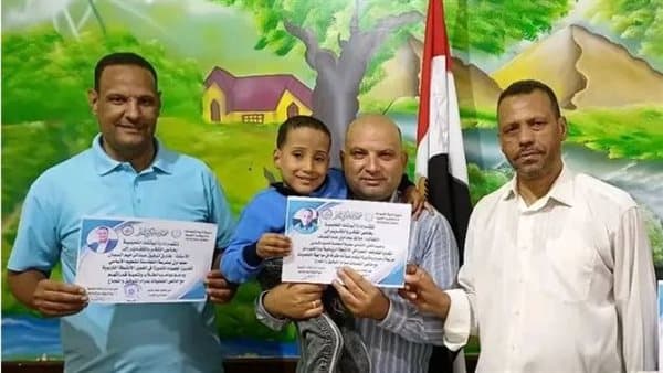 مدير تعليم أبوتشت يكرم معلمًا وتلاميذ بعد حادثة طفل ذوي الهمم