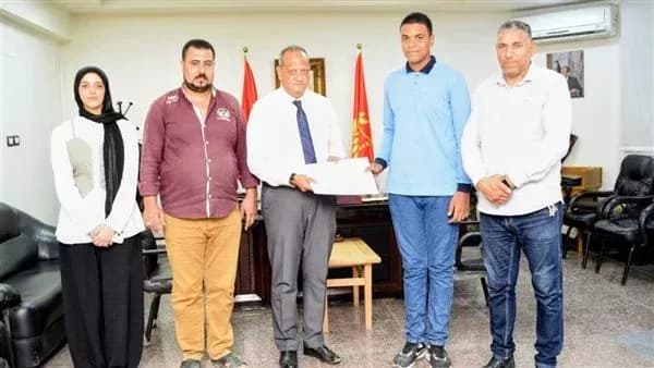 مدير تعليم بورسعيد يكرم طالبًا لتسليمه هاتف
