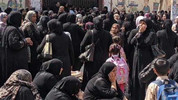 أولياء الأمور يواجهون انتظارًا أمام المدارس
