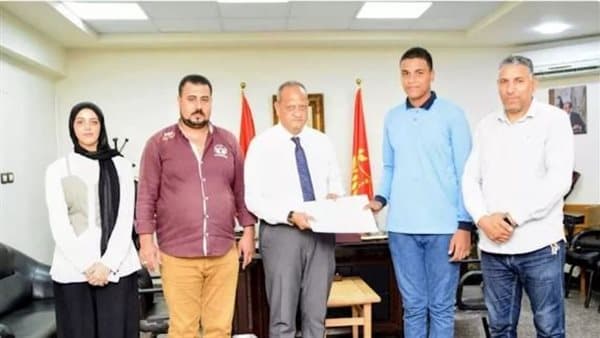 تعليم بورسعيد يكرم طالبًا لأمانته