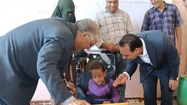 نائب قنا يكرم الطفل حاتم سعداوي ومعلمه