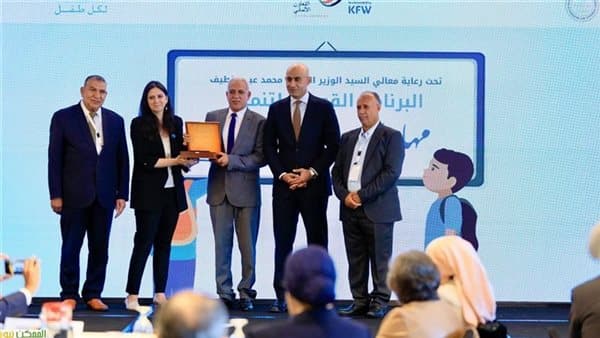 وزير التعليم يكرم 17 معلمًا في برنامج مهارات اللغة