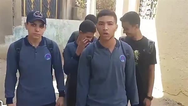طلاب الجيزة يتظاهرون بسبب طردهم للاستجابة لطلبات المدير