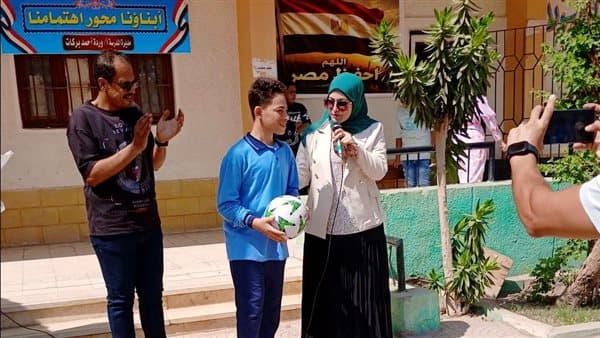 مديرة مدرسة تهدي كرة لتعزيز قيمة الاعتذار