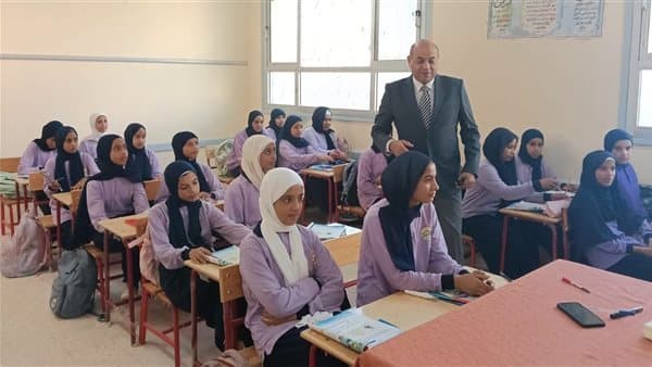 زيارة غير معلنة لمدارس القصر بمطروح لدعم الطلاب ودراسة فصل بنات ثاني