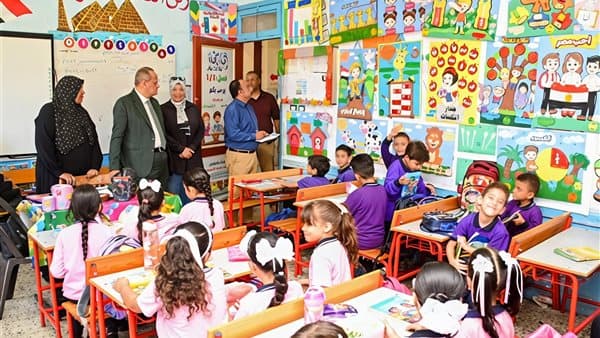 مدير تعليم بورسعيد يحقق استقرار الدراسة ويدعم مهارات الطلاب